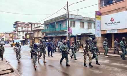 Sierra Leone : le gouvernement déjoue une tentative de coup d’État et déclare un couvre-feu national
