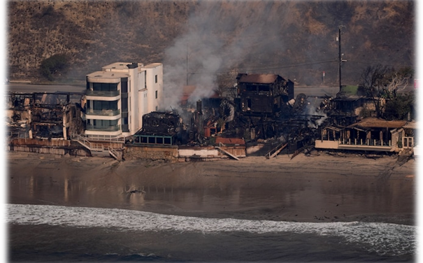 ‘’Un miracle” : cette maison est la seule de sa rangée à avoir résisté aux flammes (et son propriétaire pense savoir pourquoi)