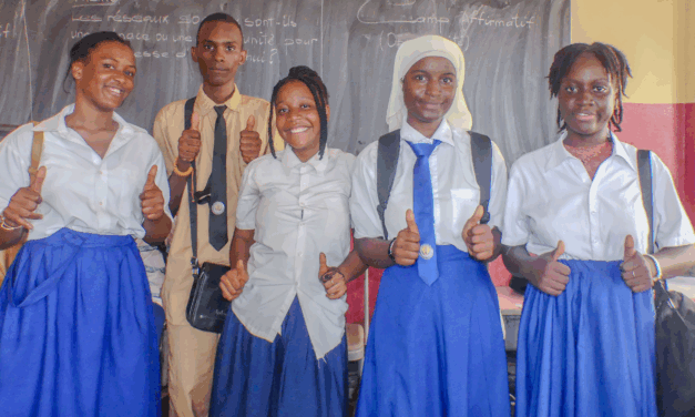 Réseaux sociaux : alliés ou ennemis de la jeunesse ? Un débat passionné au Groupe Scolaire Bademba Fofana d’Entag