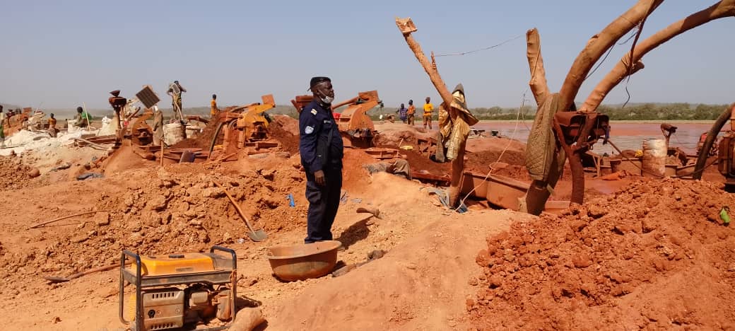 Mandiana : plus de 100 machines d’exploitation d’or déguerpies à Kodianakoro, le commissaire spécial des mines alerte l’État