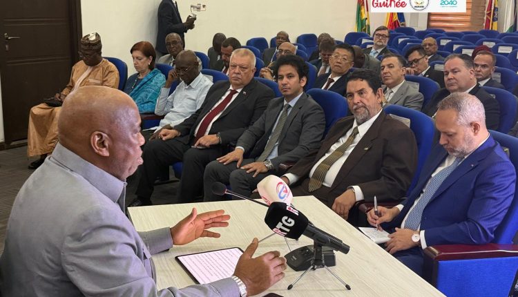 Guinée : Morissanda Kouyaté assume la dissolution de 40 partis politiques devant les diplomates