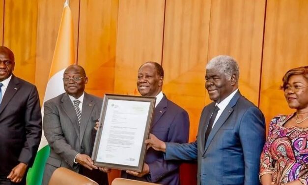 Côte d’Ivoire : le gouvernement confirme la fin des districts autonomes et écarte toute réforme de la CEI