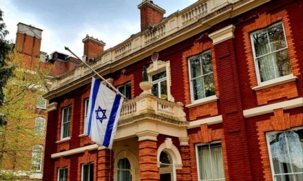 Royaume-Uni : deux hommes accusés d’espionnage au profit de l’Iran, l’ambassade d’Israël parmi les cibles présumées