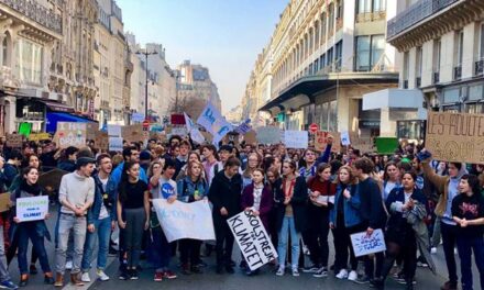 France : après une mobilisation massive, les lycéens maintiennent la pression
