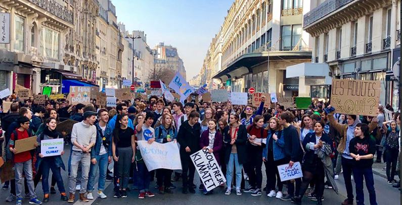France : après une mobilisation massive, les lycéens maintiennent la pression